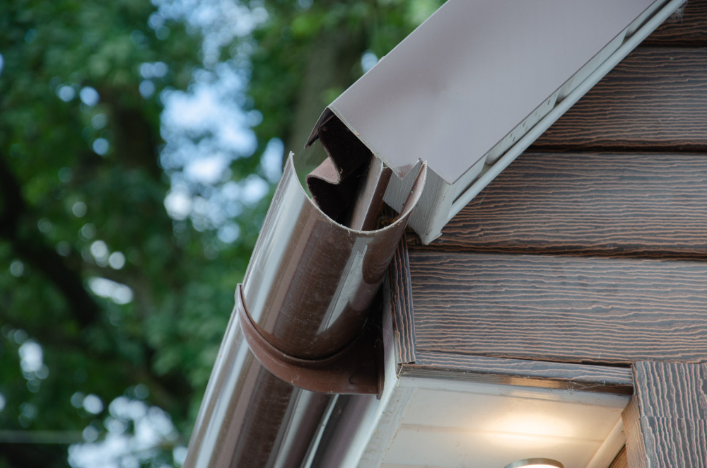 gutter-with-downpipe-roof-house (1) gutter-with-downpipe-roof-house (1)